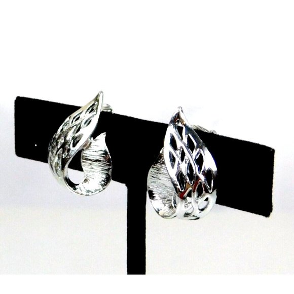 Vintage 70's CELEBRITY Open Work Curled Leaf Silver Tone Earrings Clip on - Picture 2 of 10